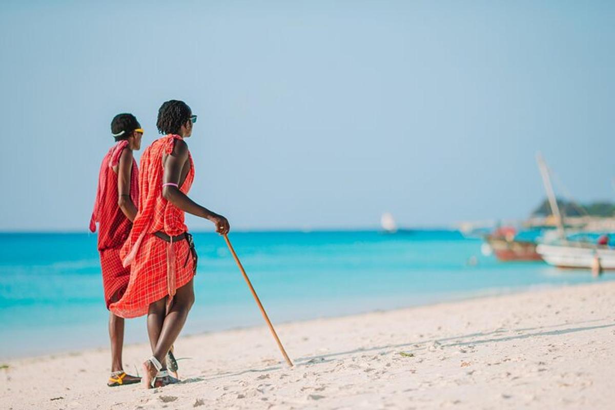 dua wanita berjalan di pantai dengan tongkat