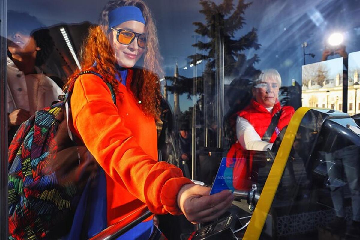 naine vaatab oma mobiiltelefoni