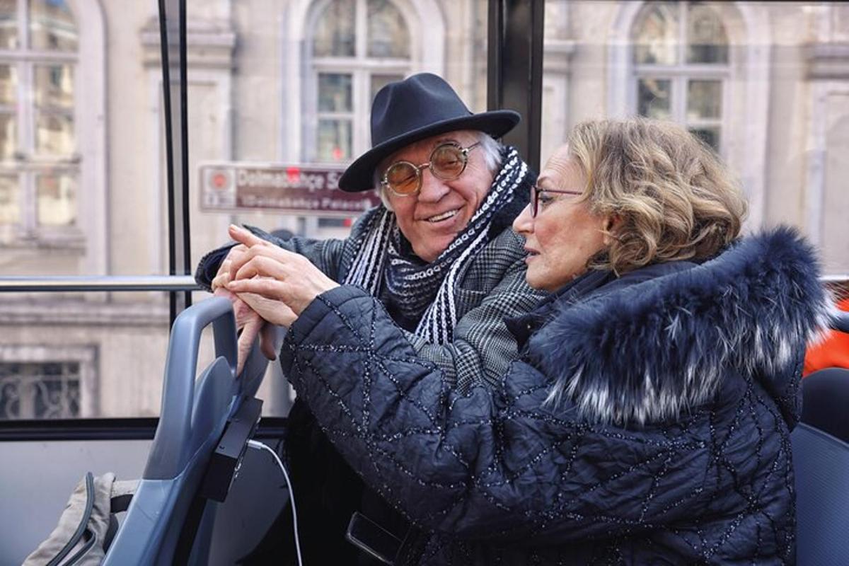 dvě starší ženy sedící v autobuse