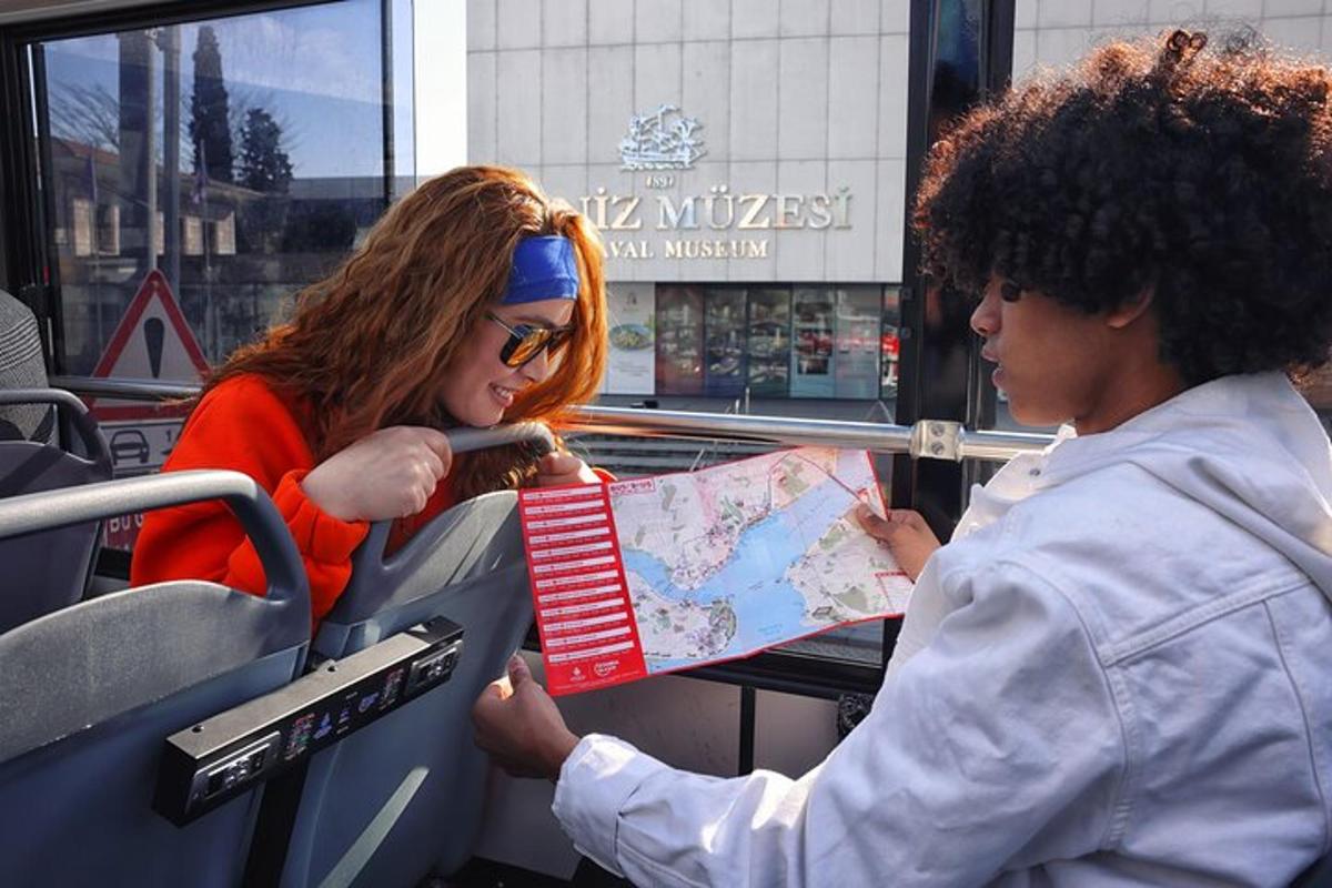 dvě ženy v autobuse se dívající na mapu