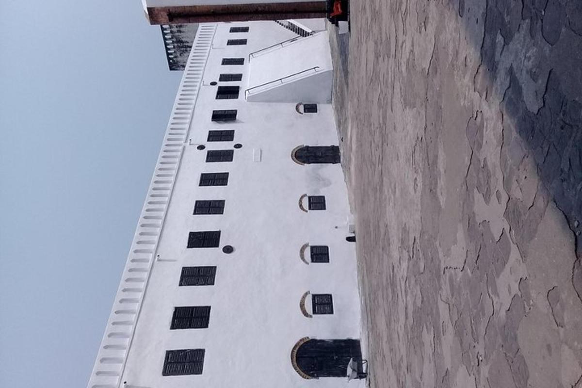 Letecký pohled na vysokou bílou budovu