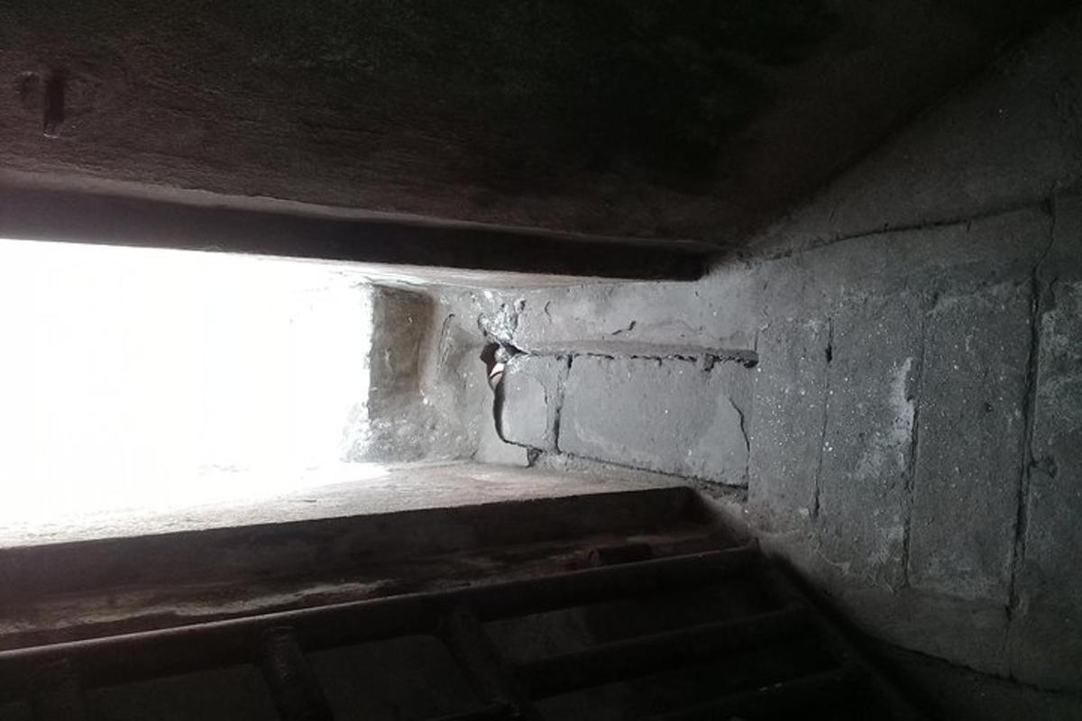 ein Fenster in einem Raum mit einer Ziegelwand