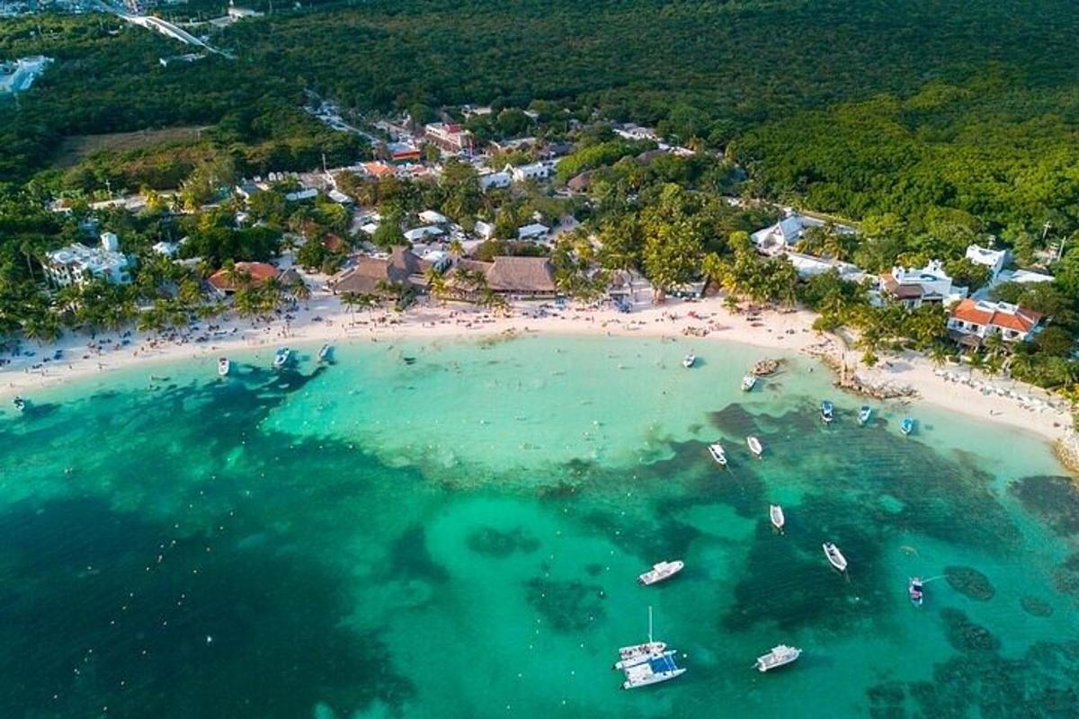 vista aèria d'una platja amb vaixells a l'aigua