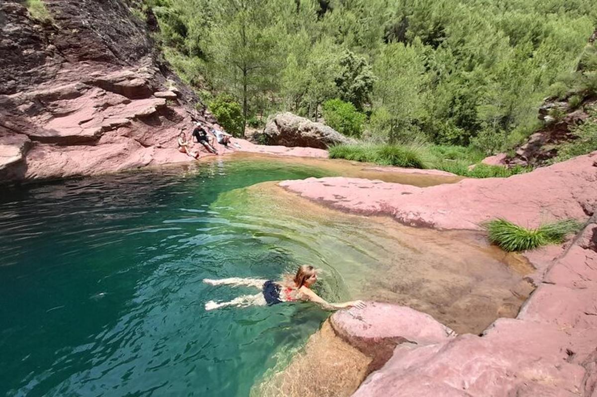una dona nedant en una piscina d'aigua