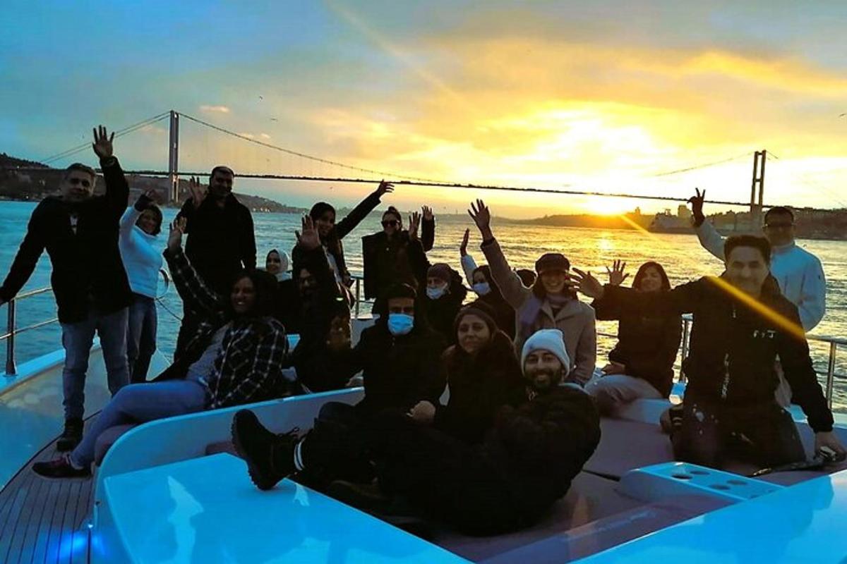 um grupo de pessoas sentadas em um barco na água