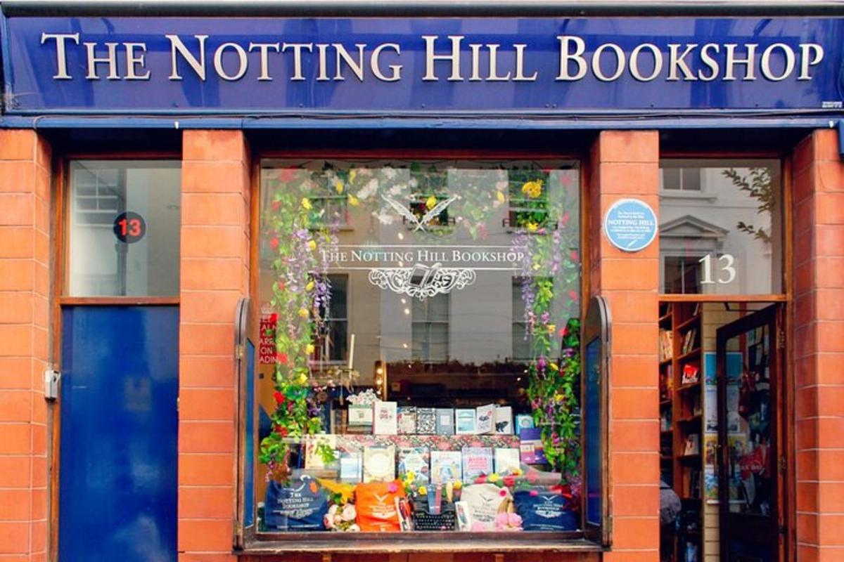 mặt tiền của một cửa hàng sách ở notting hill