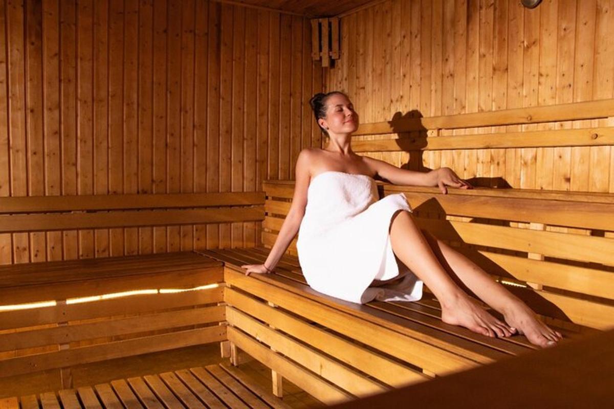 naine istub saunas