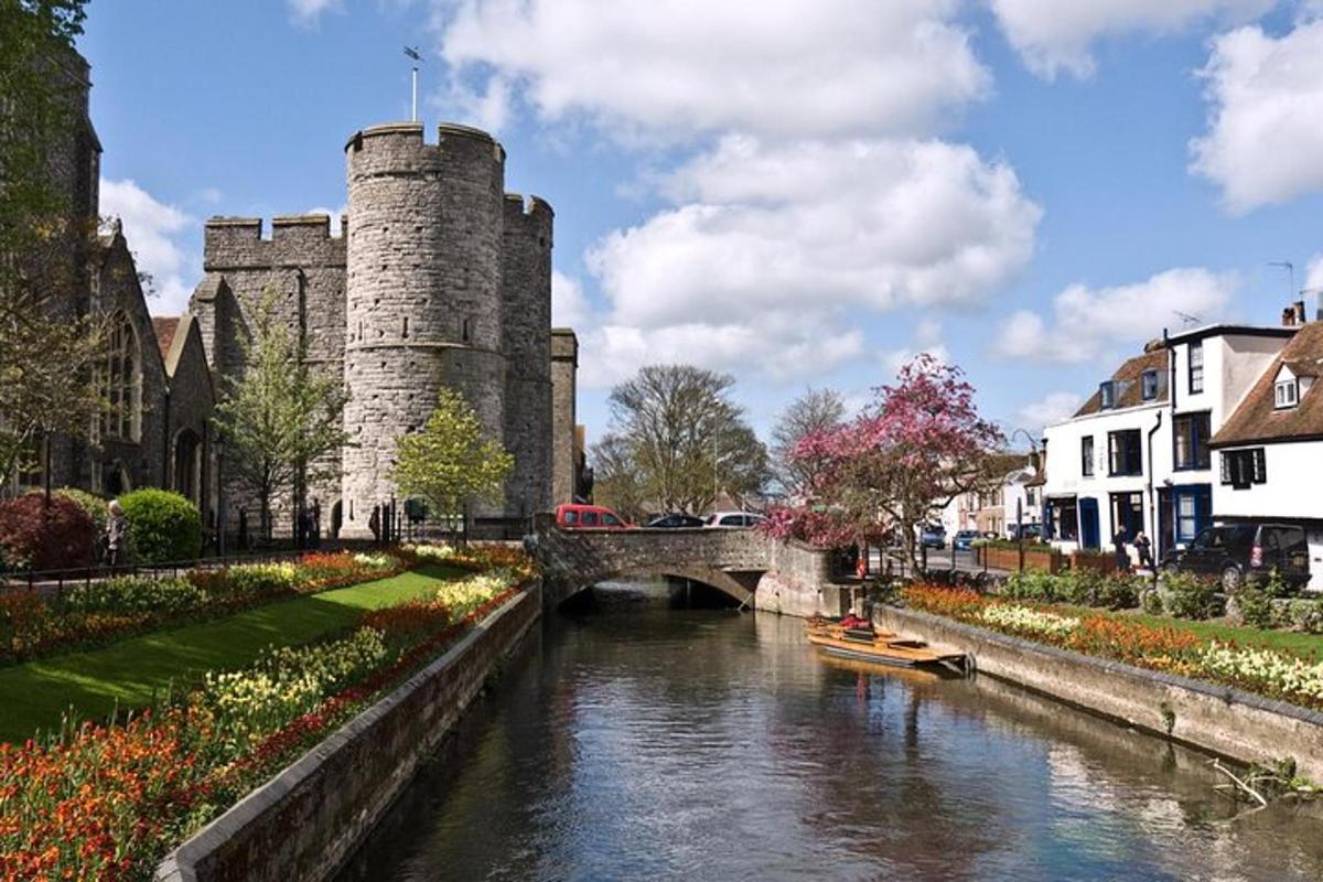 un castello con un ponte e un fiume con una barca