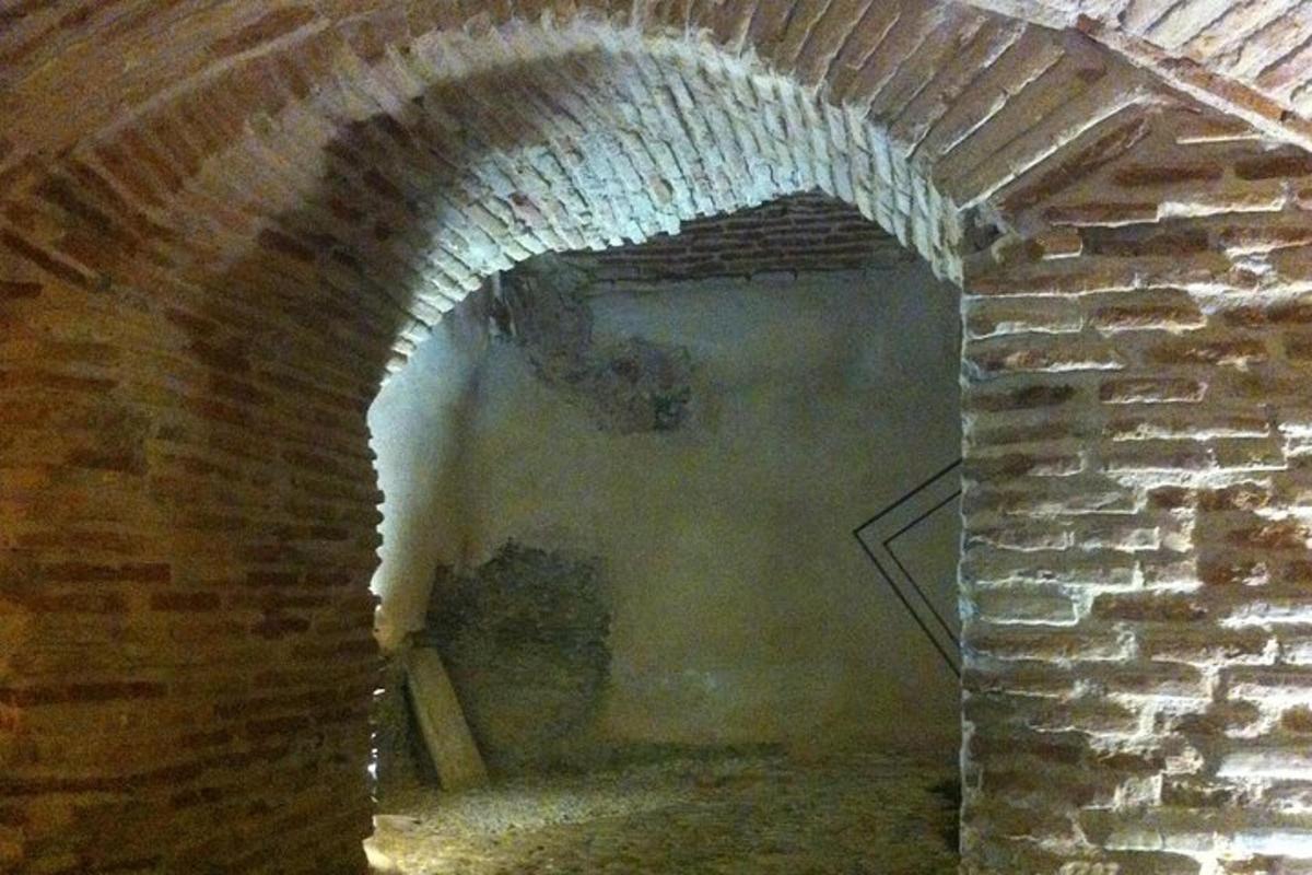 a brick archway in a room with a brick wall