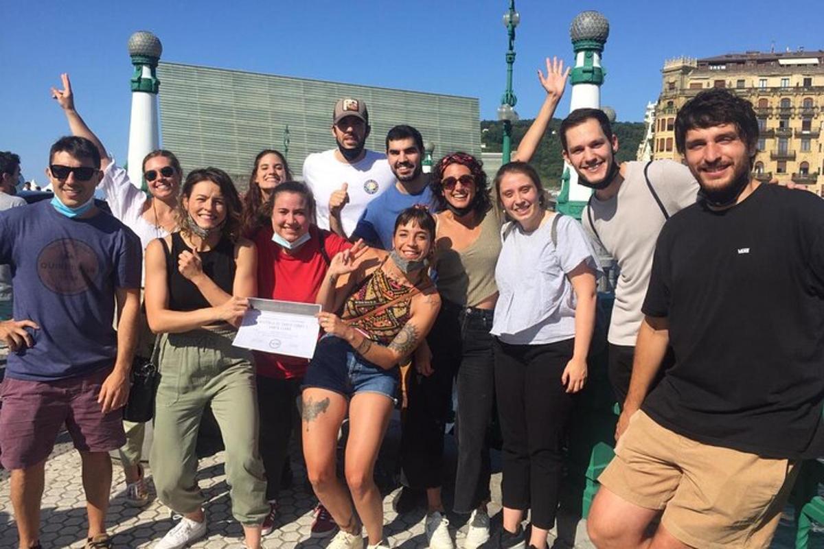 um grupo de pessoas posando para uma foto