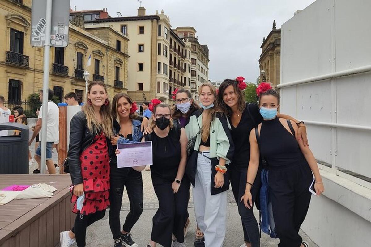 um grupo de mulheres usando máscaras caminhando por uma rua