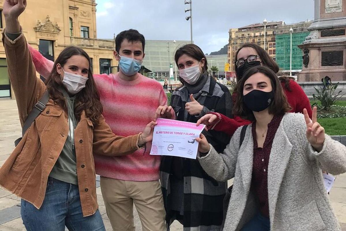 eine Gruppe von Menschen, die Masken tragen und ein Papier halten