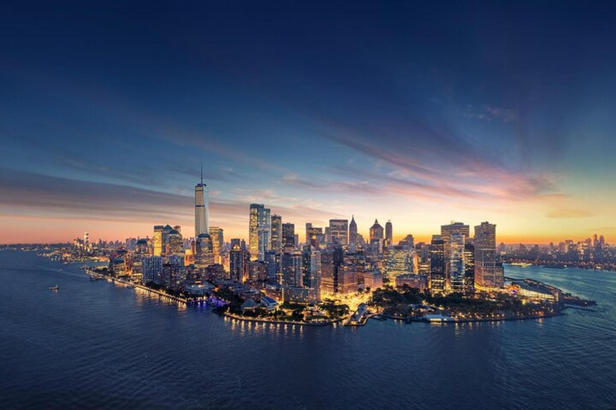 una vista aerea di una grande città al tramonto