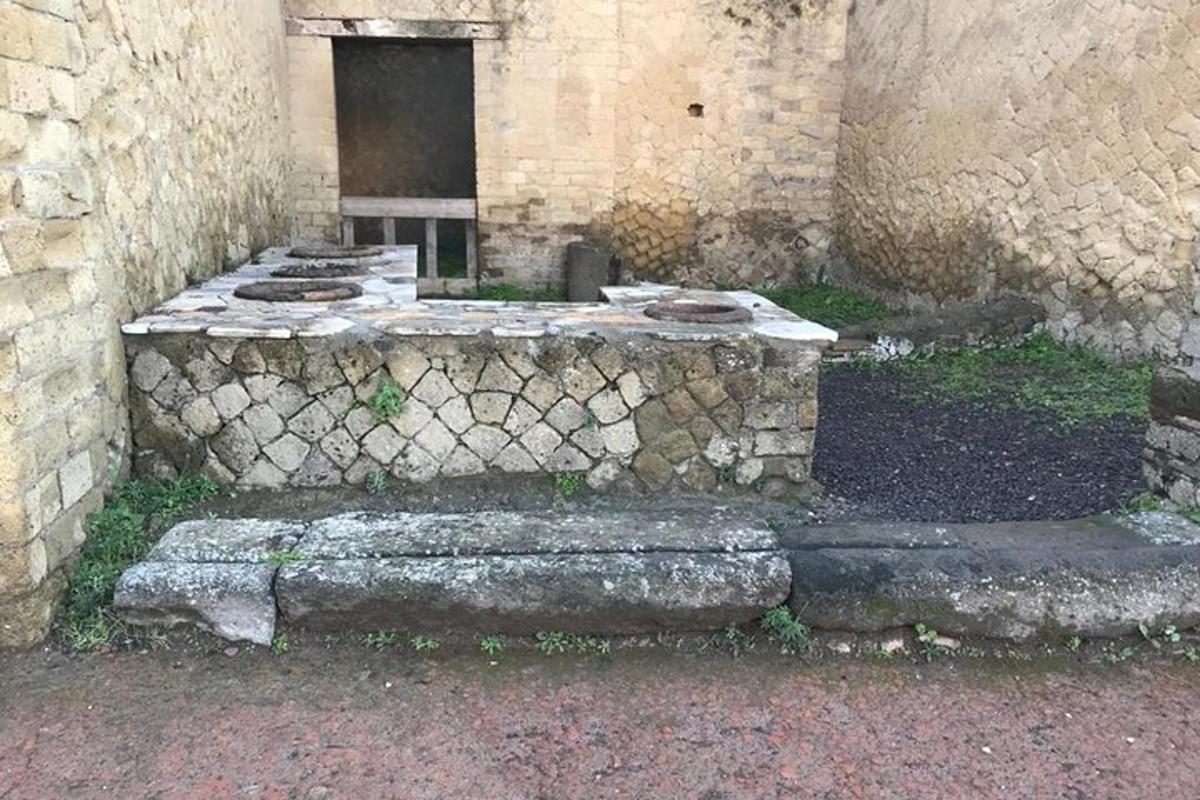vana kivimüür astmetega hoone ees