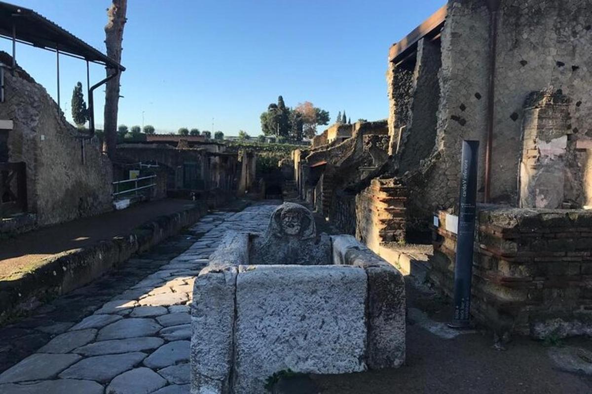kamenná lavička na ulici v starej budove
