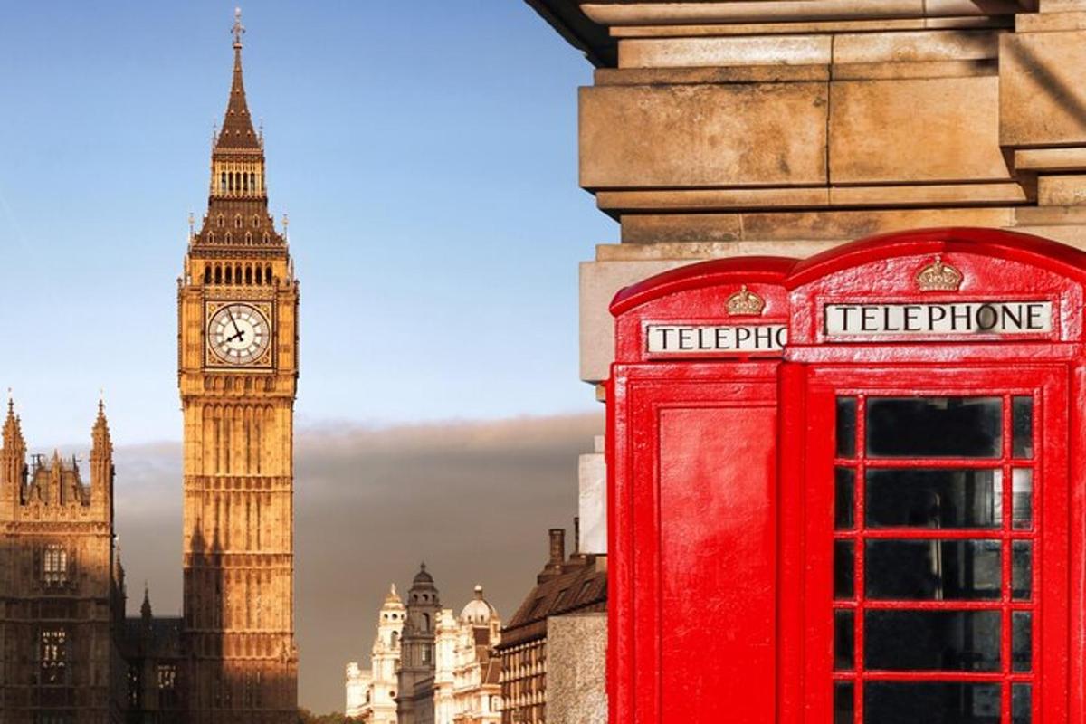 due cabine telefoniche rosse di fronte alla torre dell'orologio del Big Ben