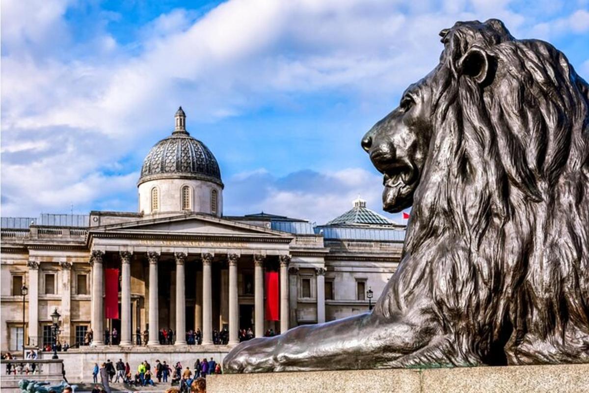 una statua di un leone davanti a un edificio