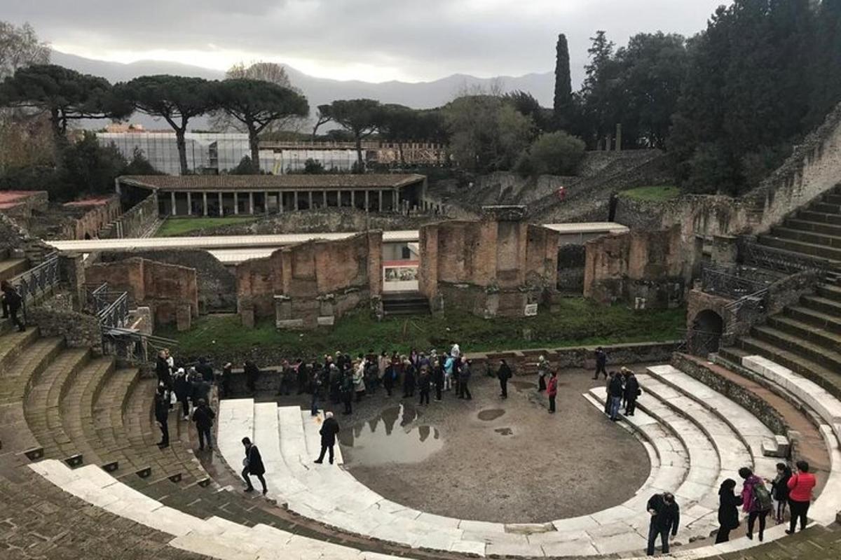 un gruppo di persone che camminano intorno a un anfiteatro