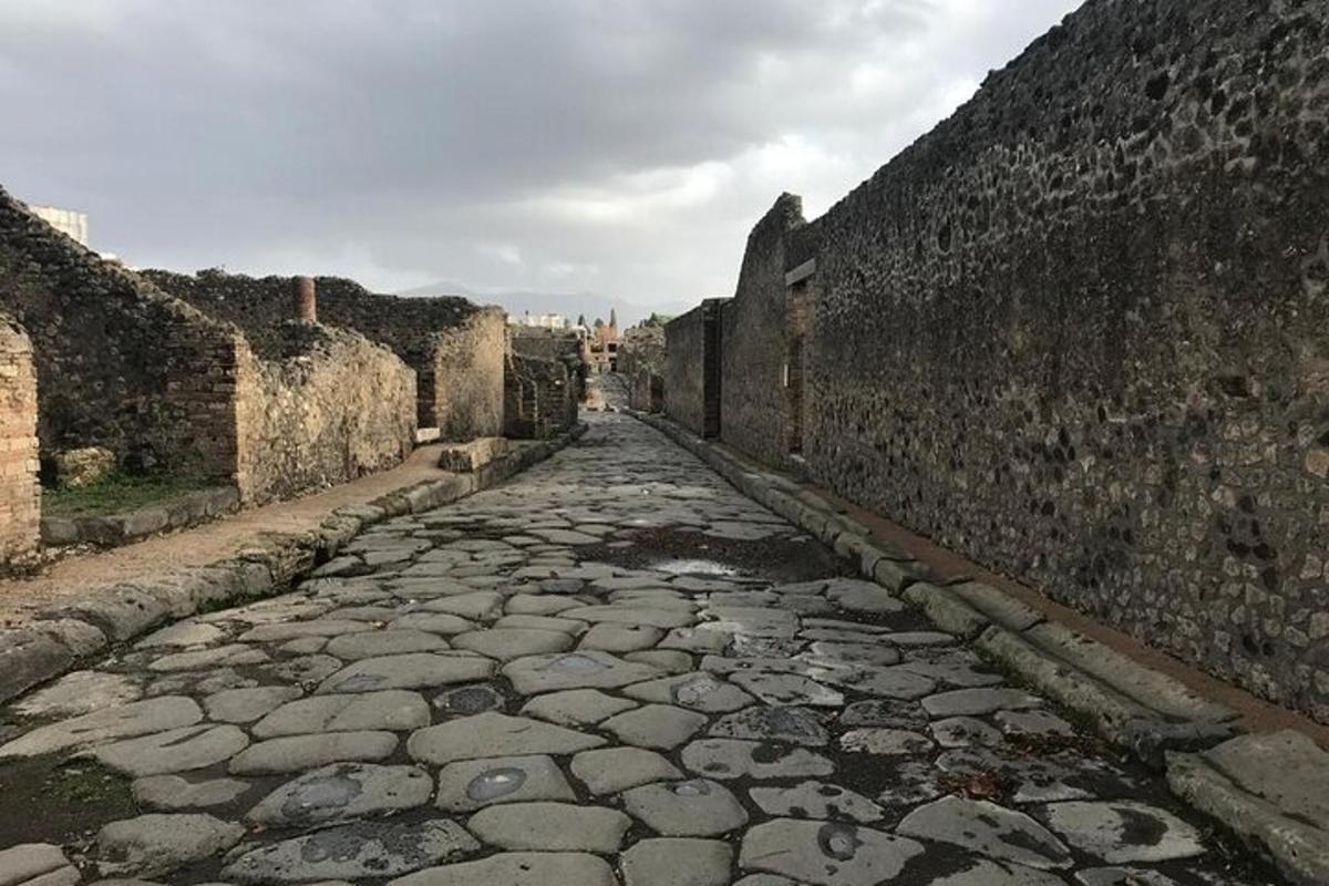 un vicolo in pietra in un vecchio edificio