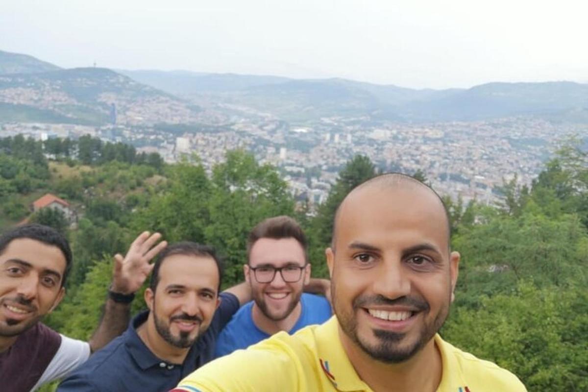 un gruppo di uomini in piedi sulla cima di una collina