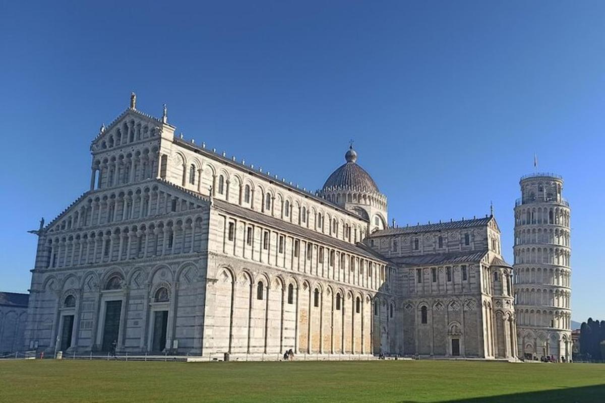 un gran edifici amb una catedral i una torre inclinada