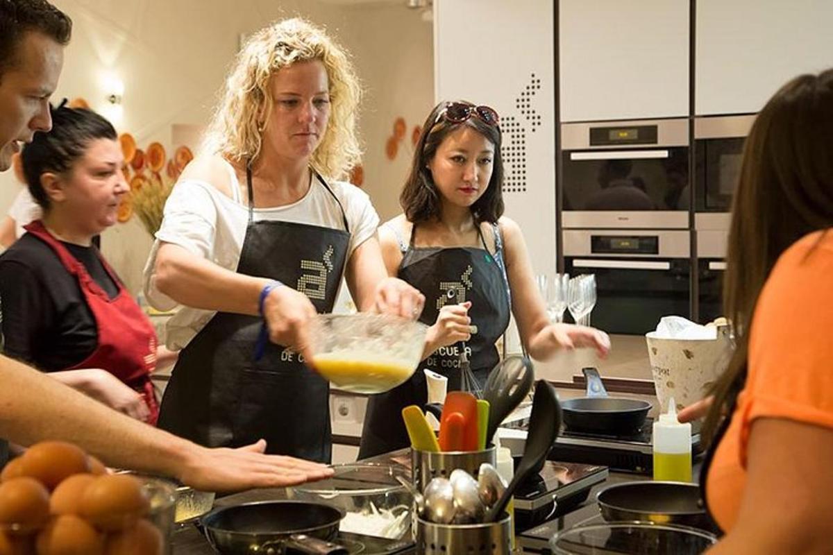 un gruppo di persone in cucina che preparano il cibo