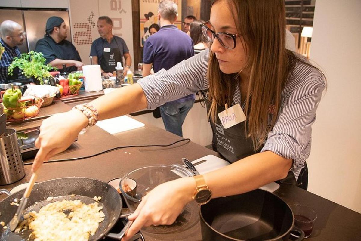 una donna che cucina il cibo in una padella su un bancone
