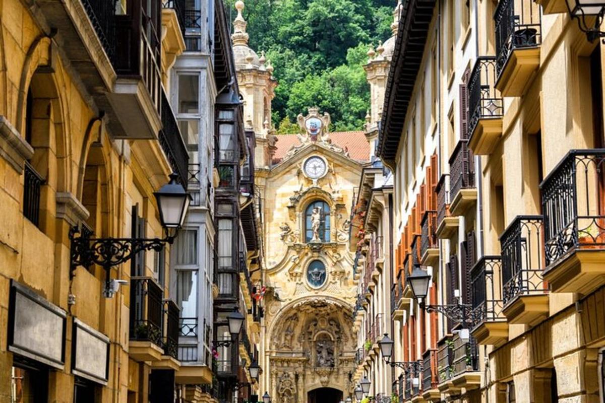 um edifício com uma torre de relógio no meio de uma rua