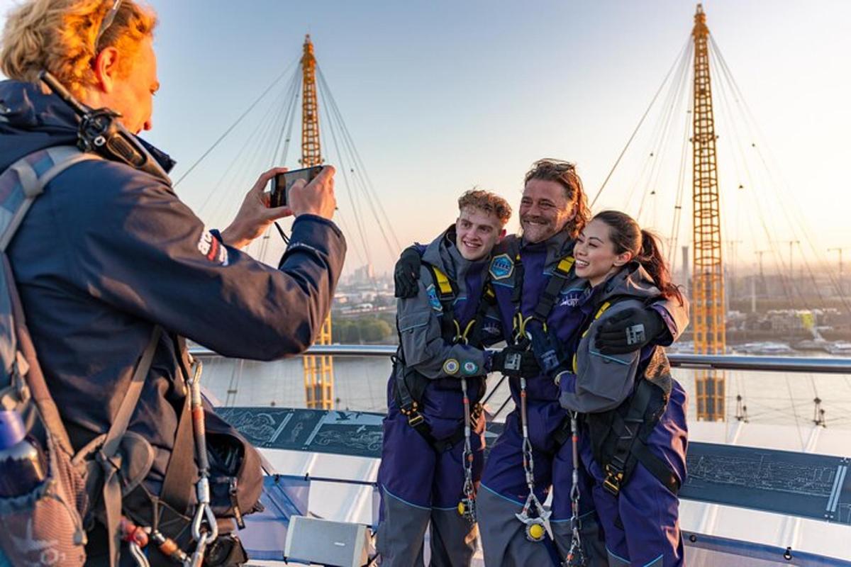 un grup de persones dempeus en un vaixell fent-se una foto