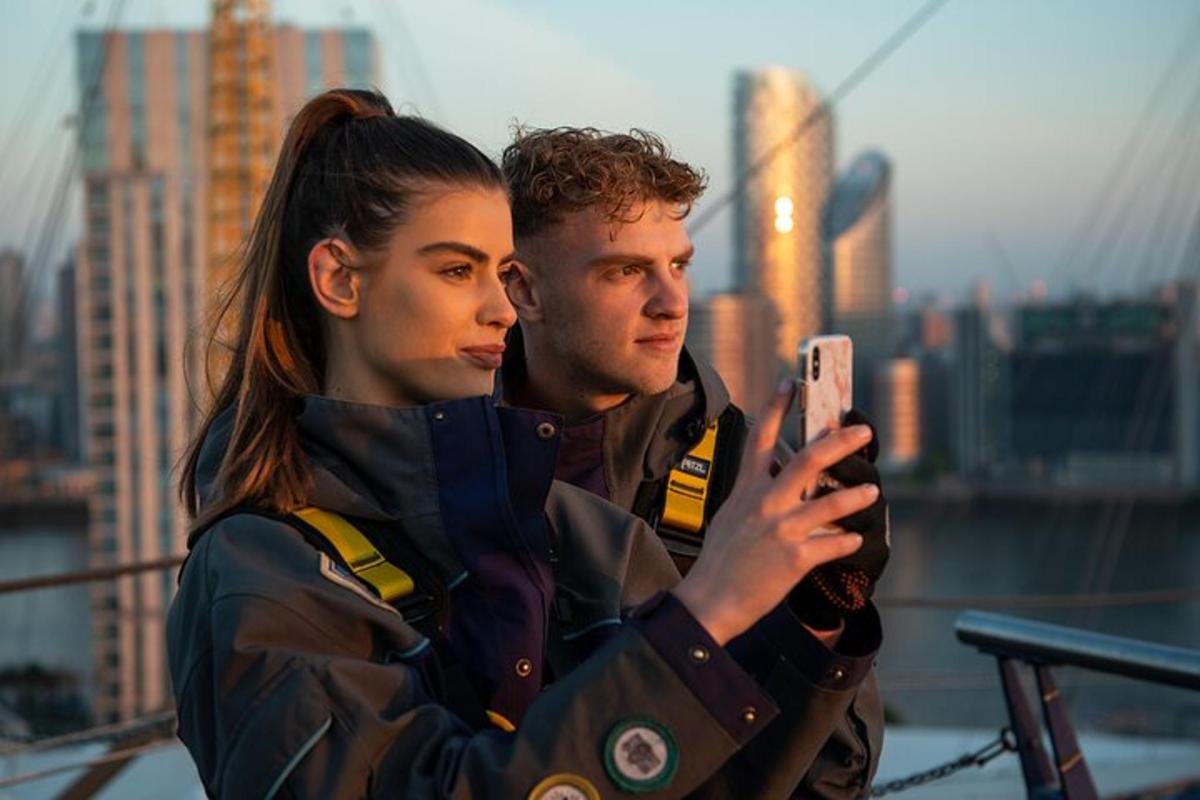 un home i una dona mirant un telèfon mòbil