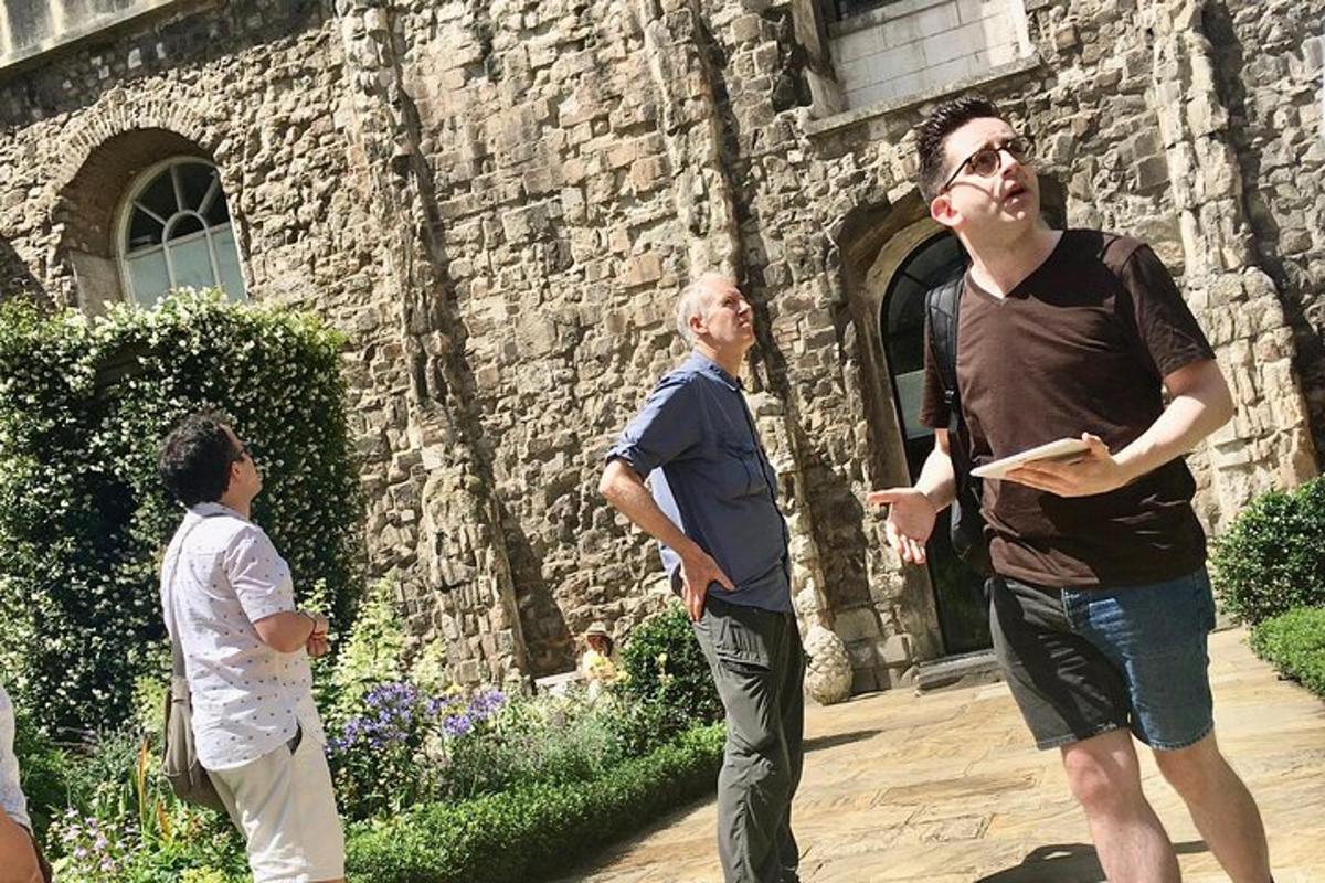 due uomini che giocano a frisbee davanti a un edificio in pietra