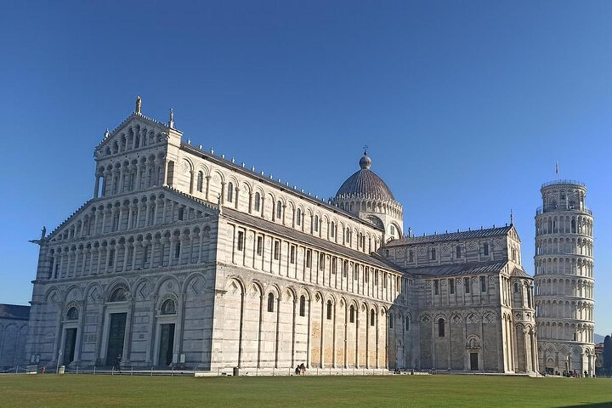 un grande edificio con una torre e una cattedrale