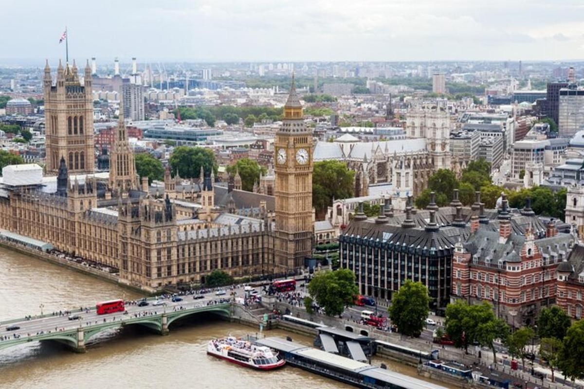 una vista della torre dell'orologio del Big Ben a Londra