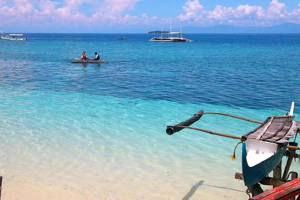 dua orang berada di dalam bot di lautan