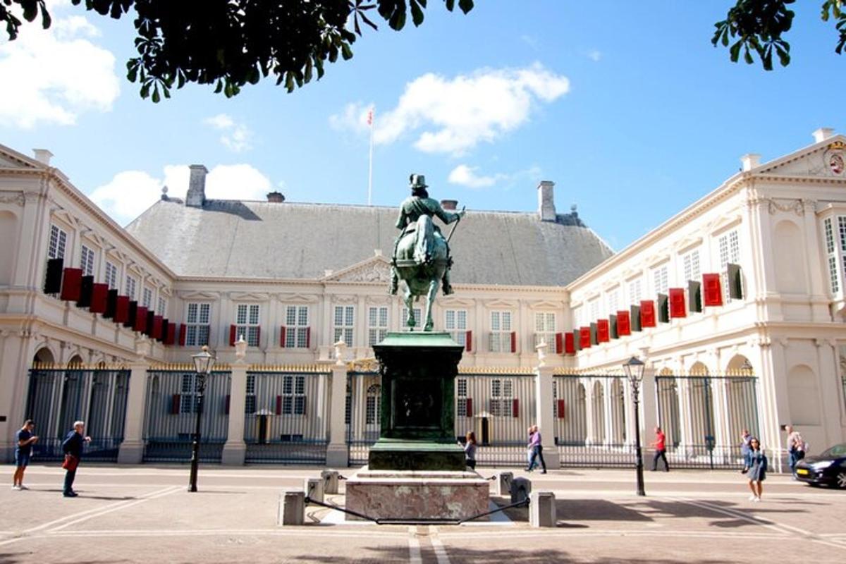 una estàtua d'un home a cavall davant d'un edifici