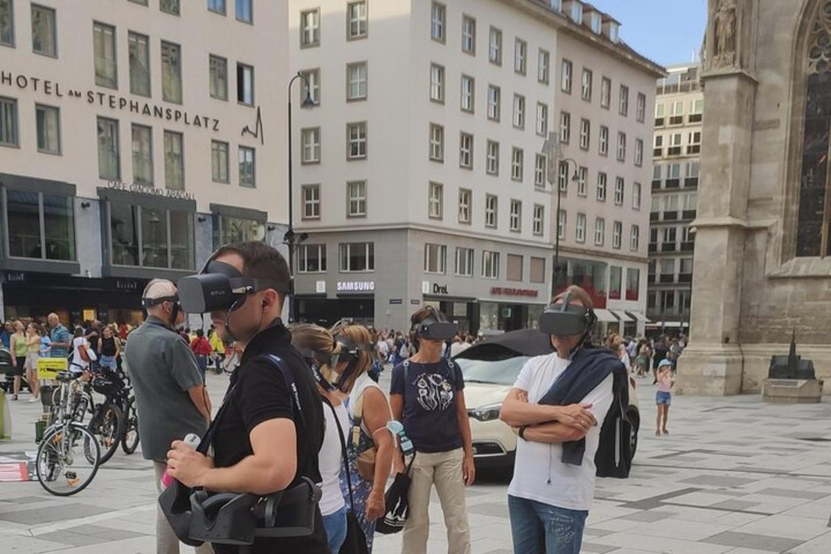 Skupina lidí s helmami pro virtuální realitu na městské ulici