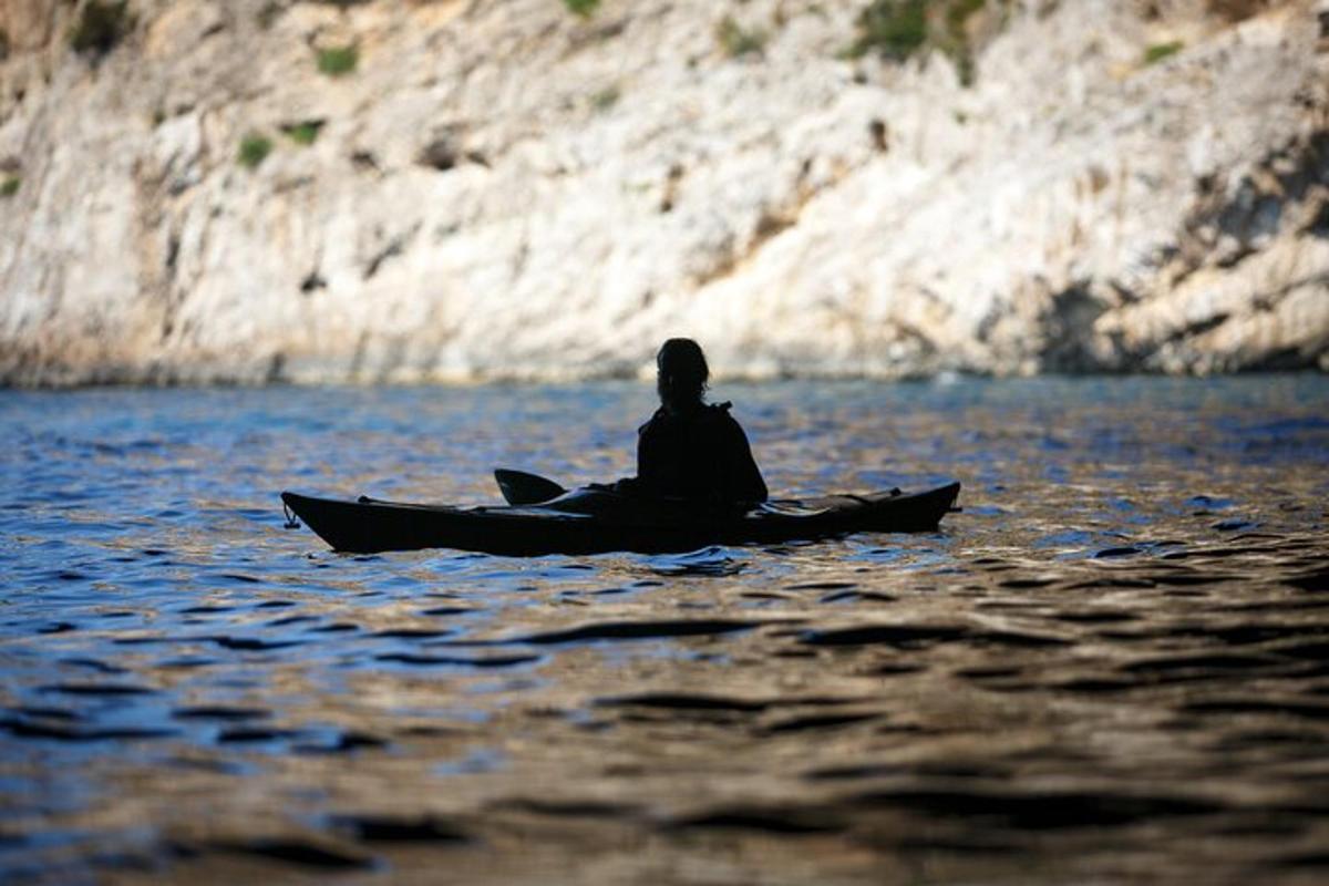 una persona sentada en un kayak en el agua