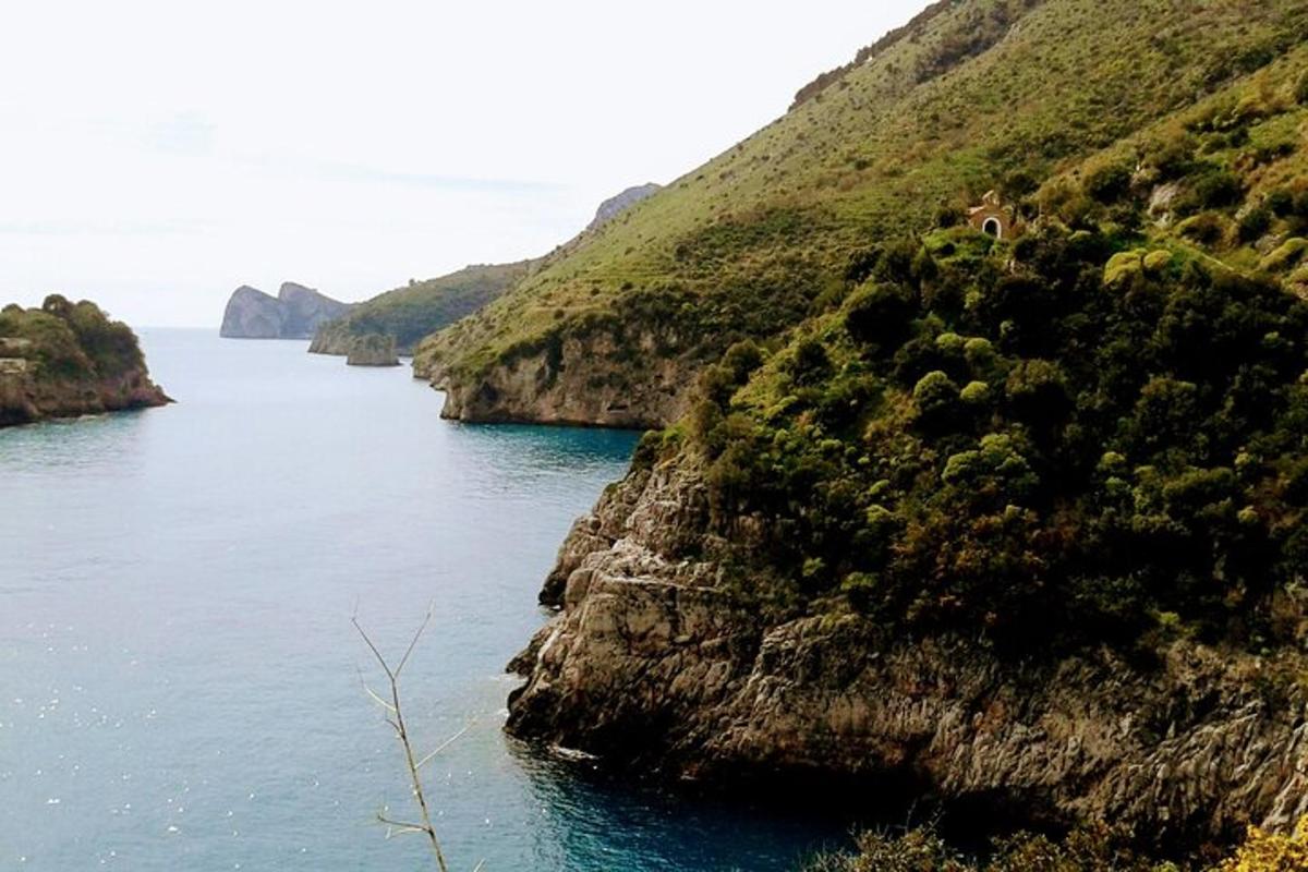 pogled na veliko vodno telo z goro