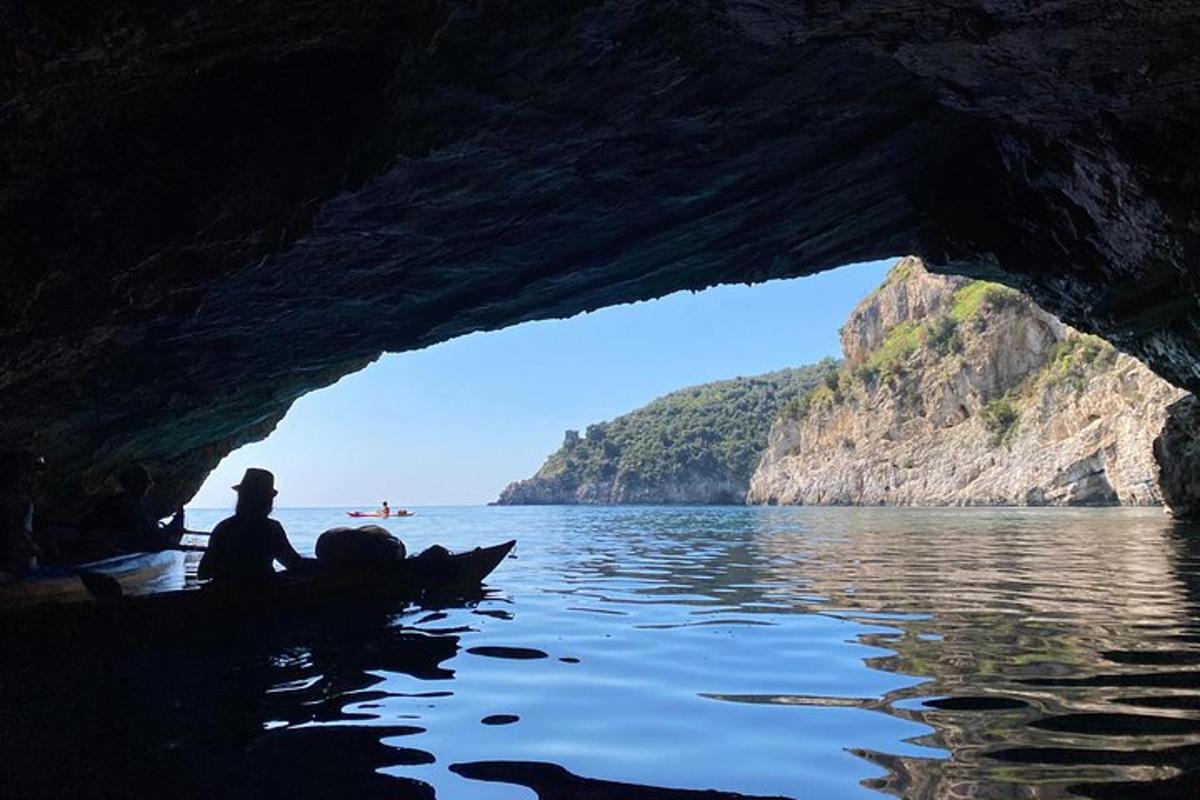 eine Person, die in einem Boot in einer Höhle sitzt