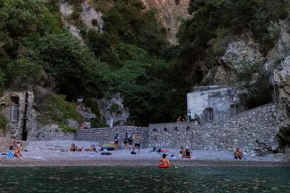 un grupo de personas en una playa cerca del agua