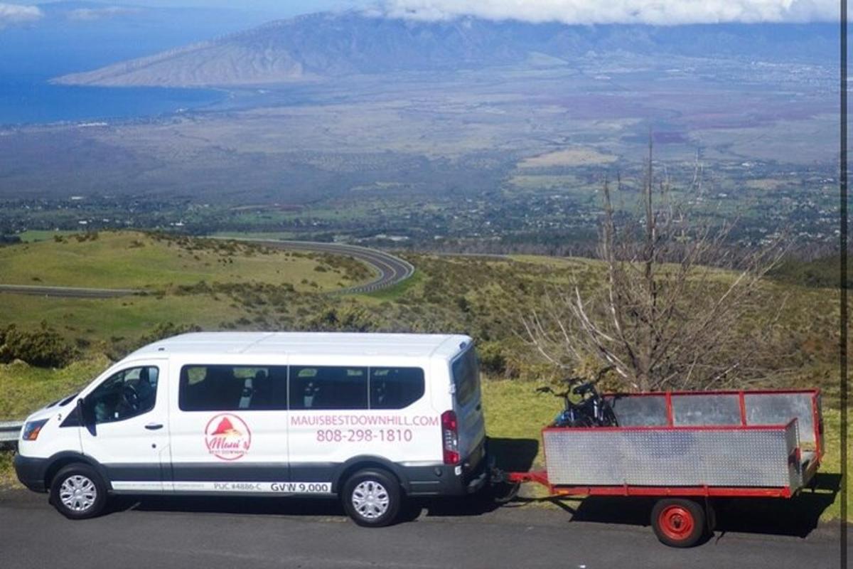 bel kombi parkiran na hribu s prikolico