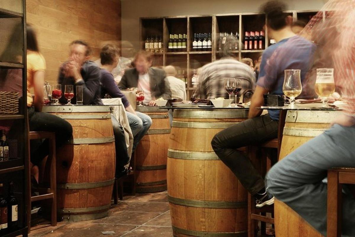 un grup de oameni care stau la un bar
