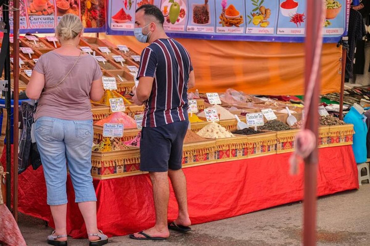 egy férfi és egy nő áll egy ételárusító stand előtt