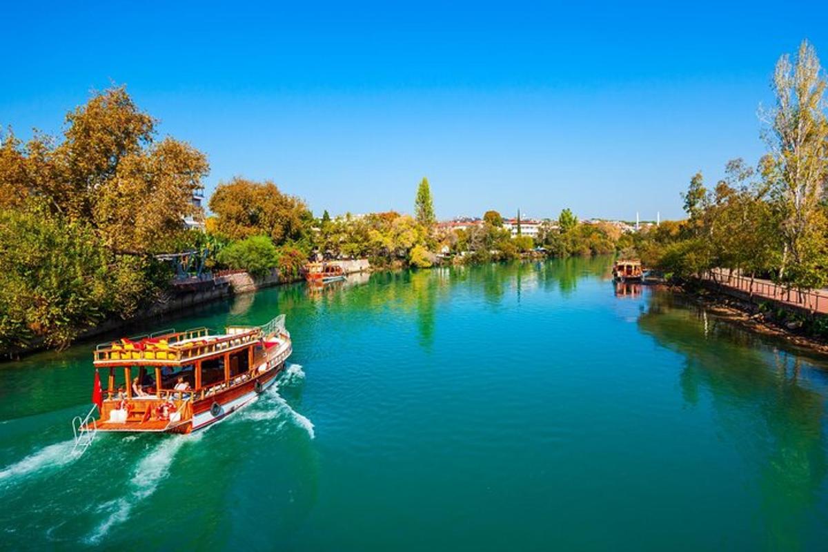 una barca sta navigando lungo un fiume