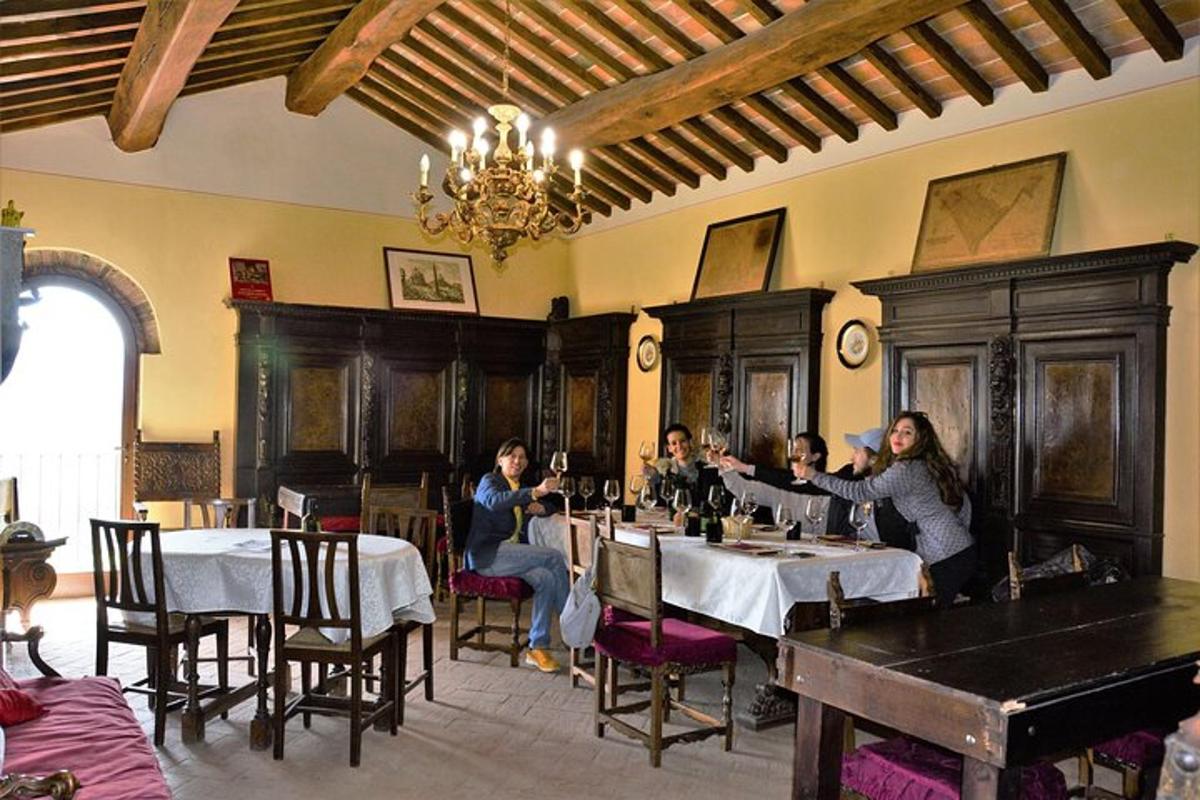skupina lidí sedících u stolu v restauraci