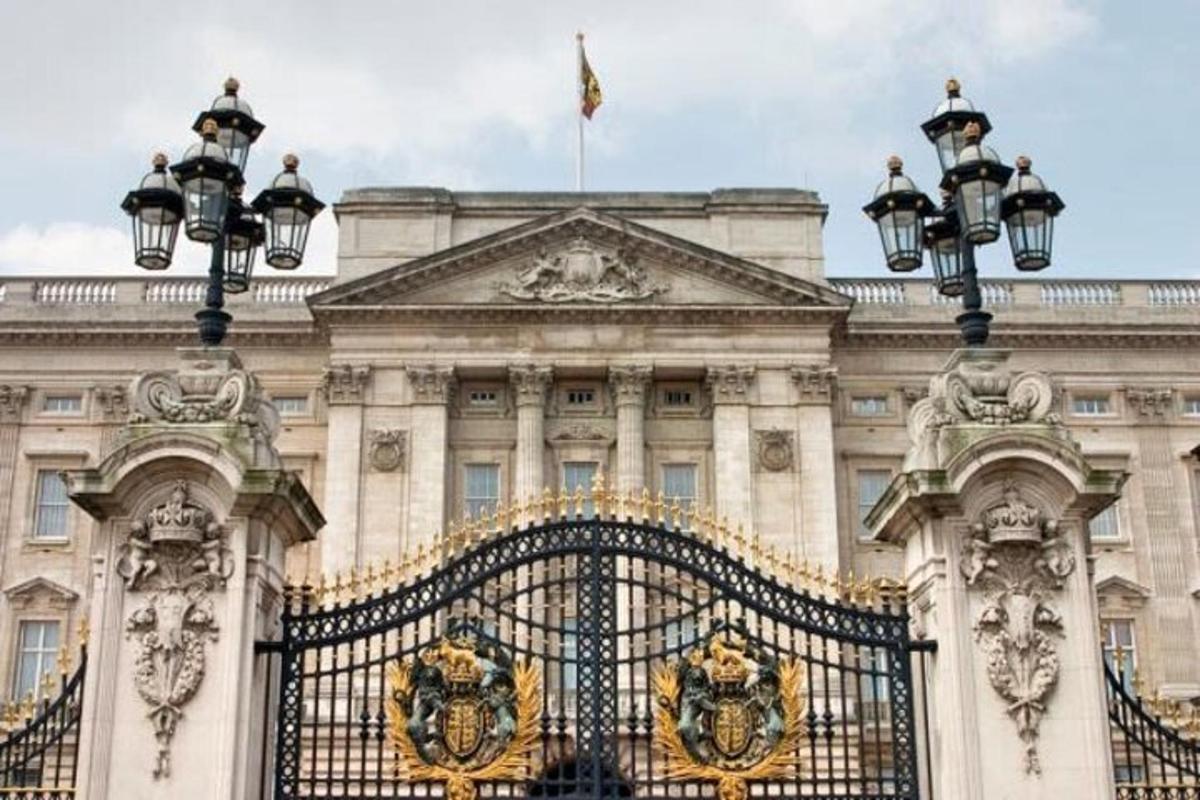 Un gran edificio con una puerta delante.