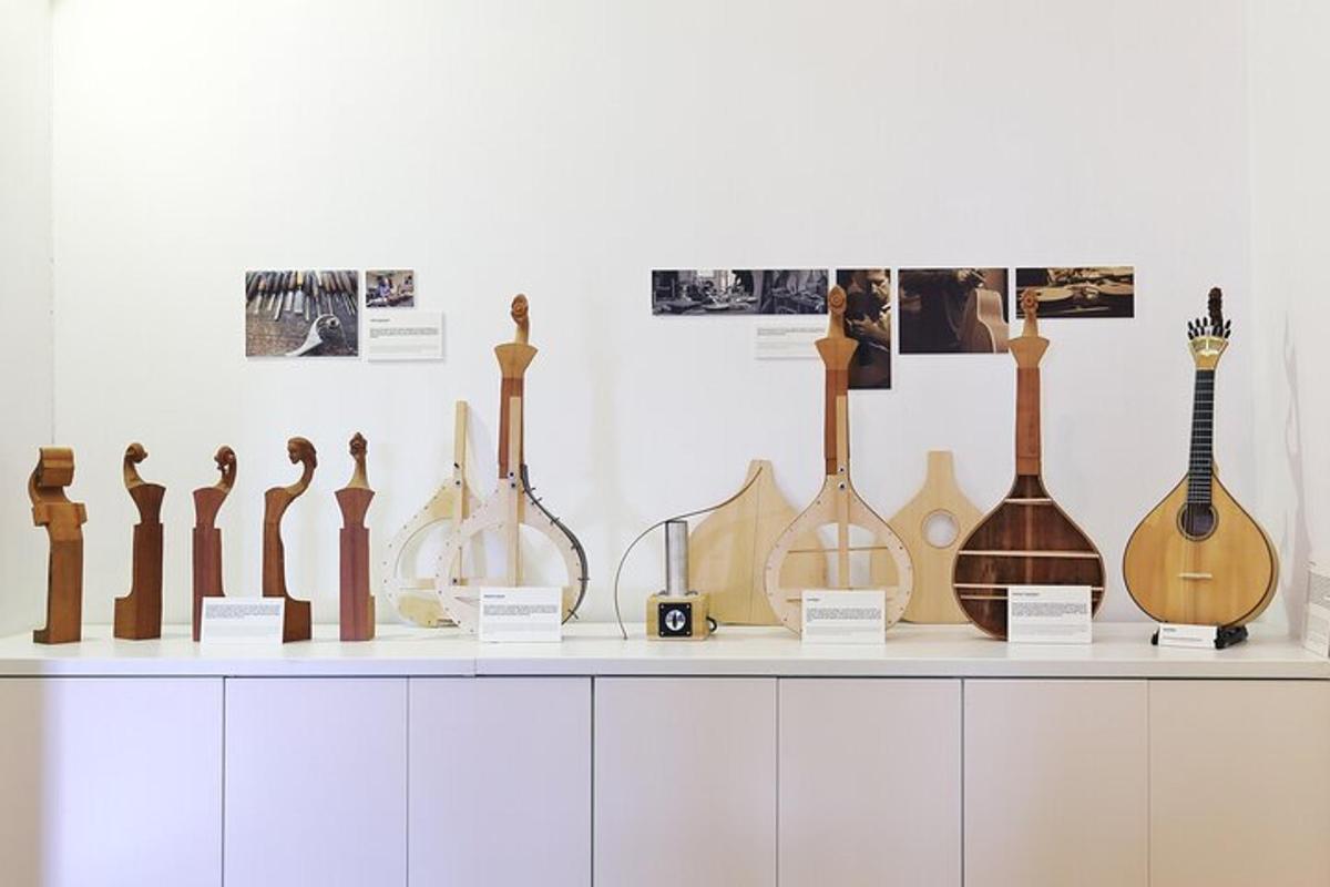 Una exhibición de guitarras acústicas en un estante blanco.
