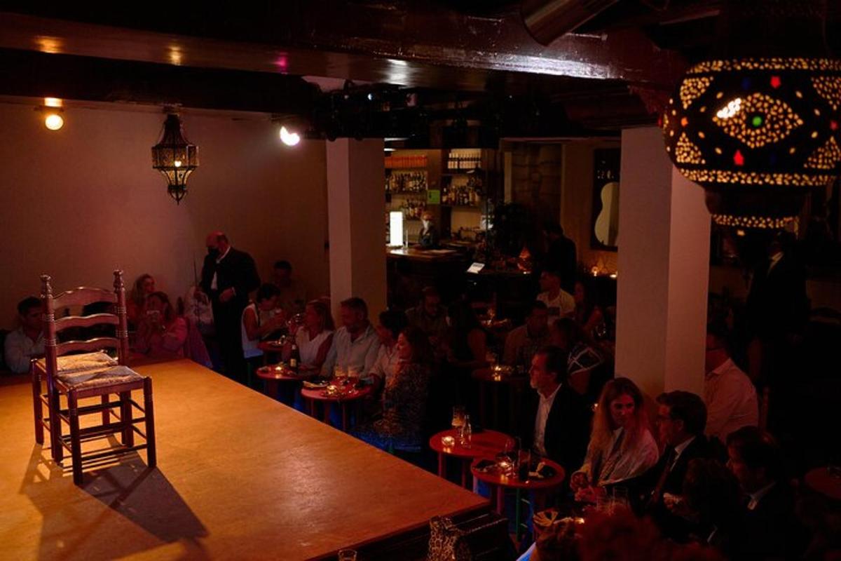 una folla di persone sedute in un bar