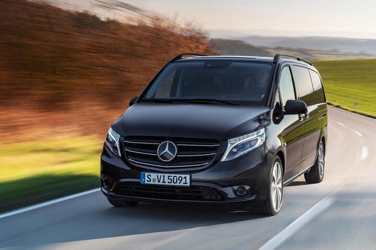 musta Mercedes-pakettiauto ajaa tietä pitkin