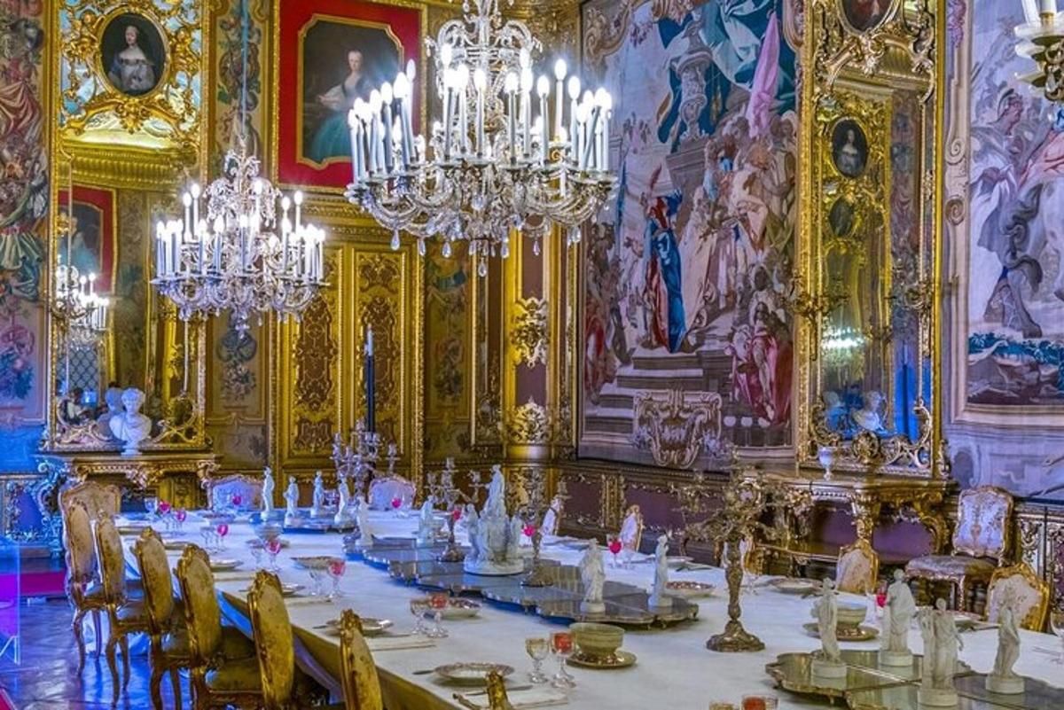ein Esszimmer mit einem langen Tisch und Kronleuchtern